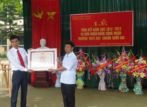 Lãnh đạo UBND huyện Tân Lạc trao bằng công nhận trường đạt chuẩn quốc gia cho trường THCS Lỗ Sơn.

